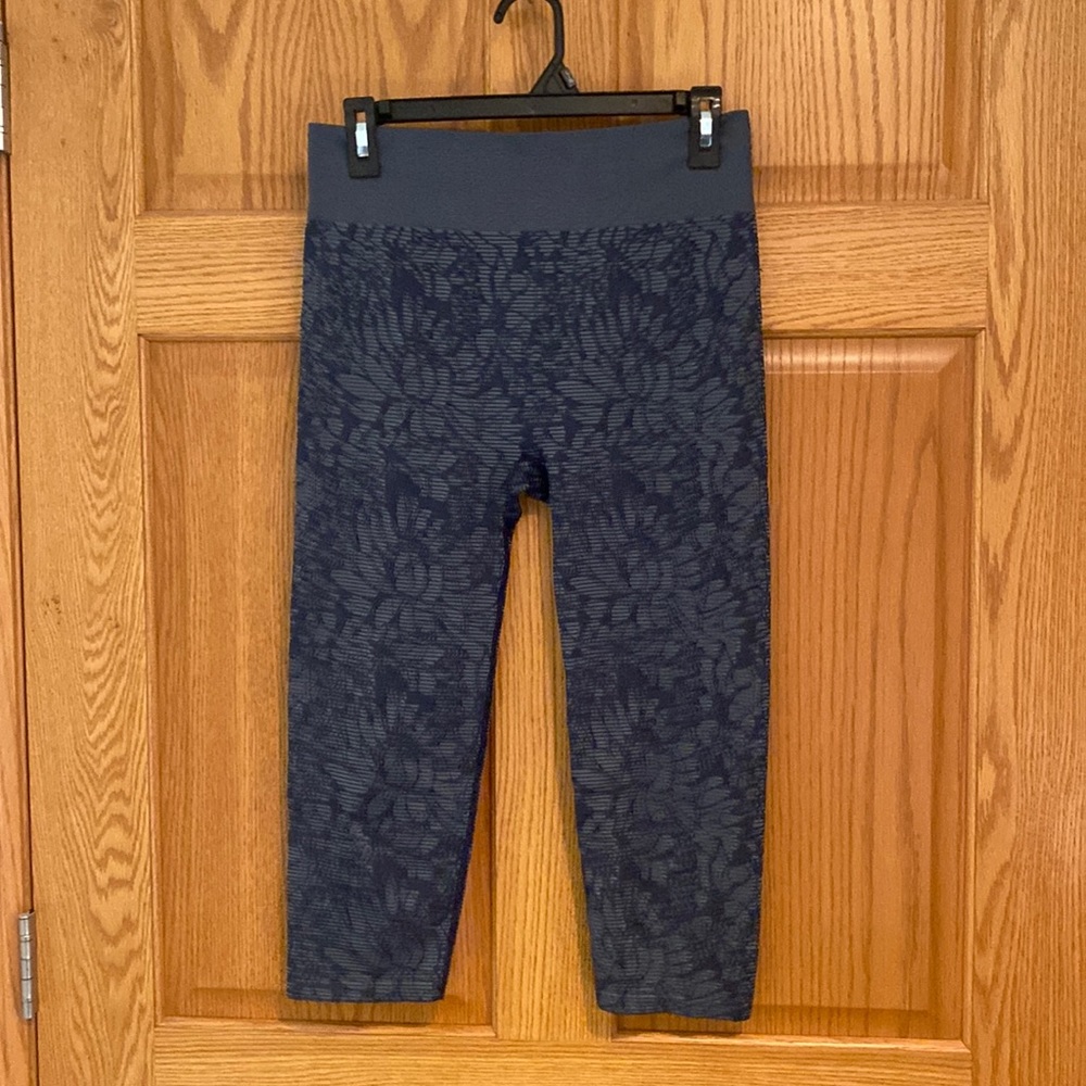 Fabletics Capri Blue leggings SMALL EUC